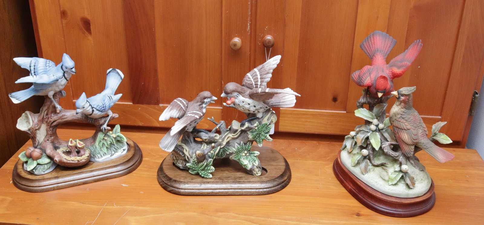GROUP LOT OF PORCELAIN PAINTED BIRDS: ON WOODEN BASE - BLUE JAYS, CARDINALS, AND OTHER 11" H