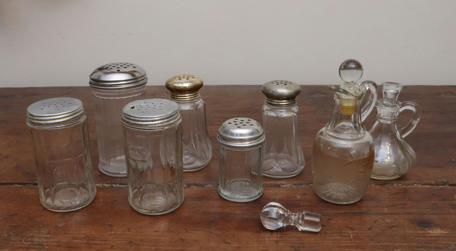 GROUP OF GLASS KITCHENWARE (1 of 2)