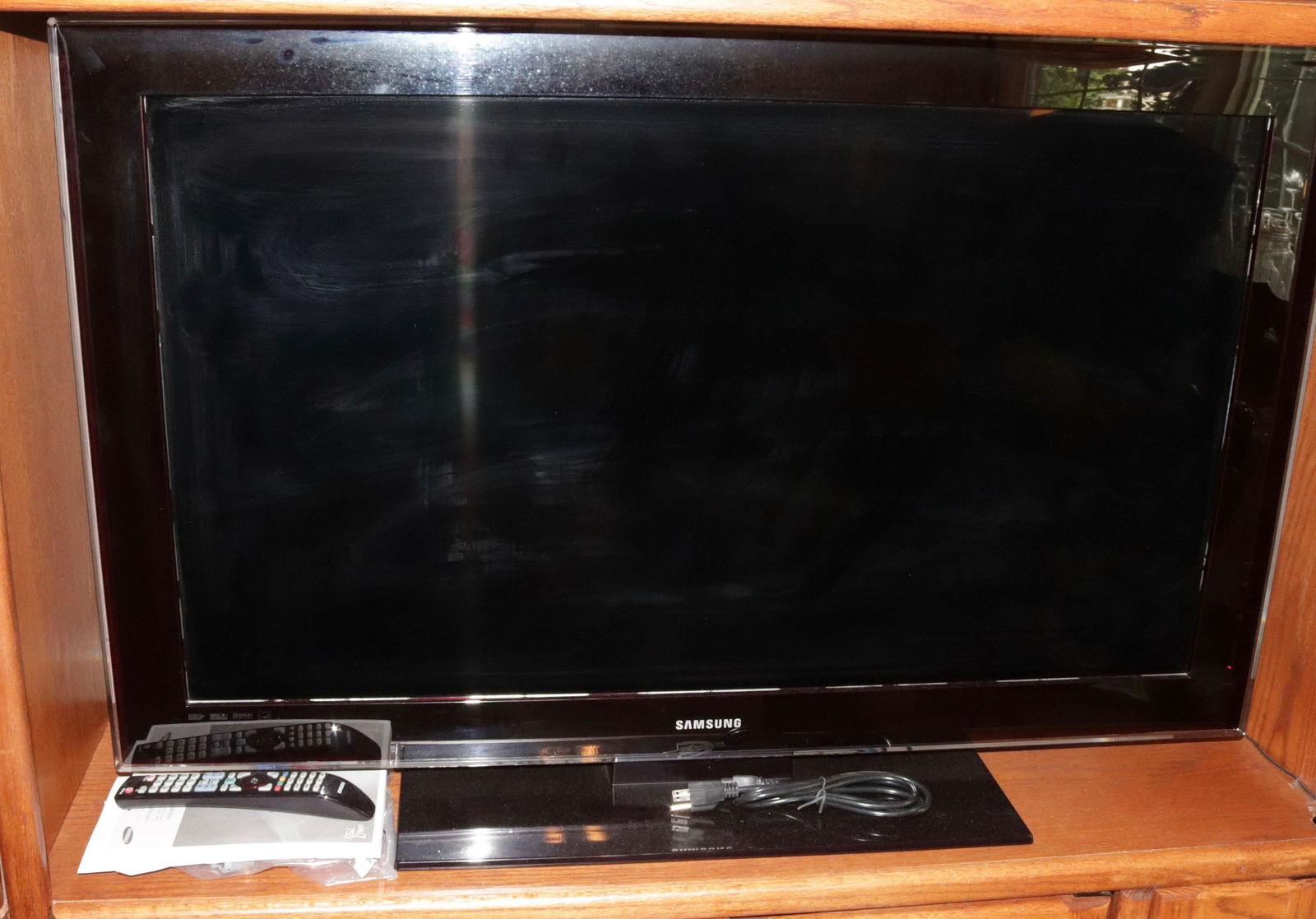 SAMSUNG LCD FLAT SCREEN TV WITH SAMSUNG BLU-RAY DVD (1 of 3)