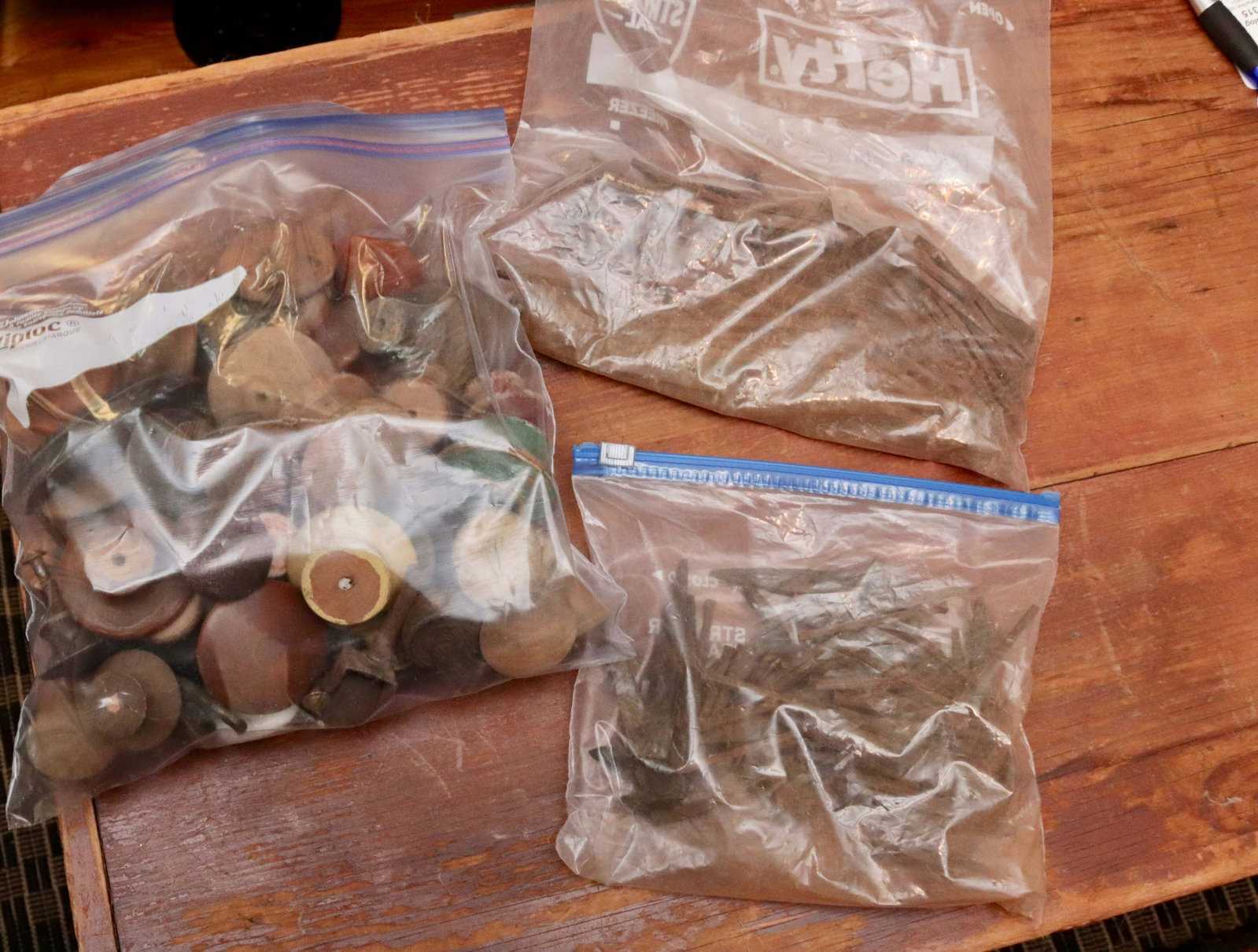 GROUP LOT OF ANTIQUE HARDWARE: INCLUDES SQUARE NAILS AND WOODEN KNOBS