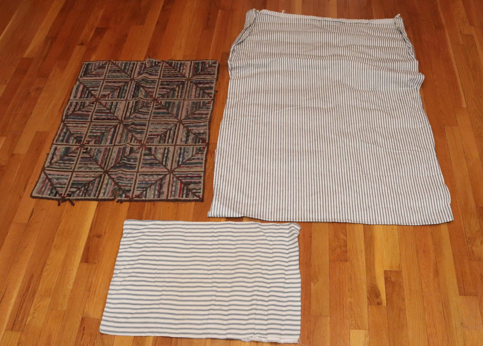 GROUP LOT OF VINTAGE TEXTILES (1 of 3)