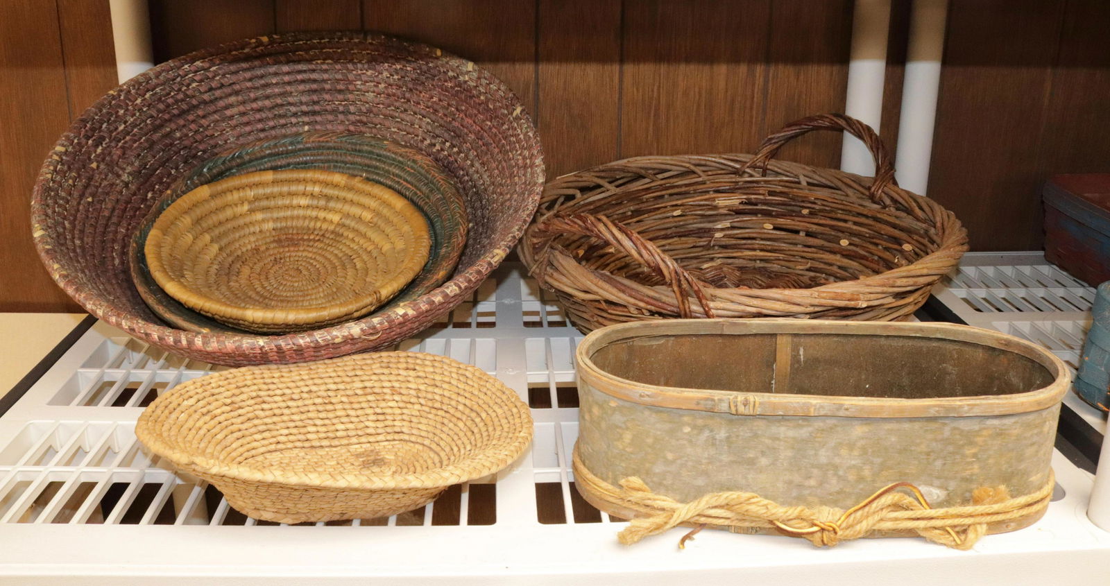 GROUP LOT OF CONTEMPORARY BASKETS (1 of 1)