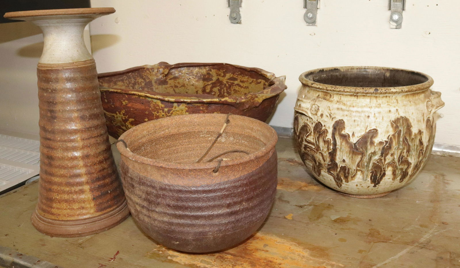 GROUP LOT OF CONTEMPORARY POTTERY (1 of 2)