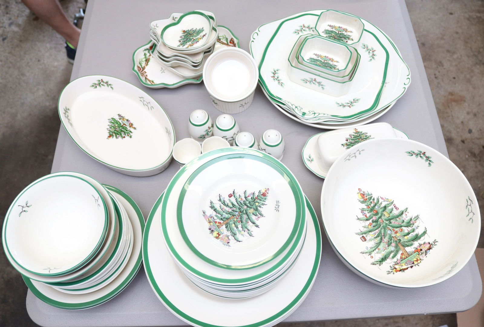 GROUP LOT OF HOLIDAY SPODE DISHES (1 of 3)