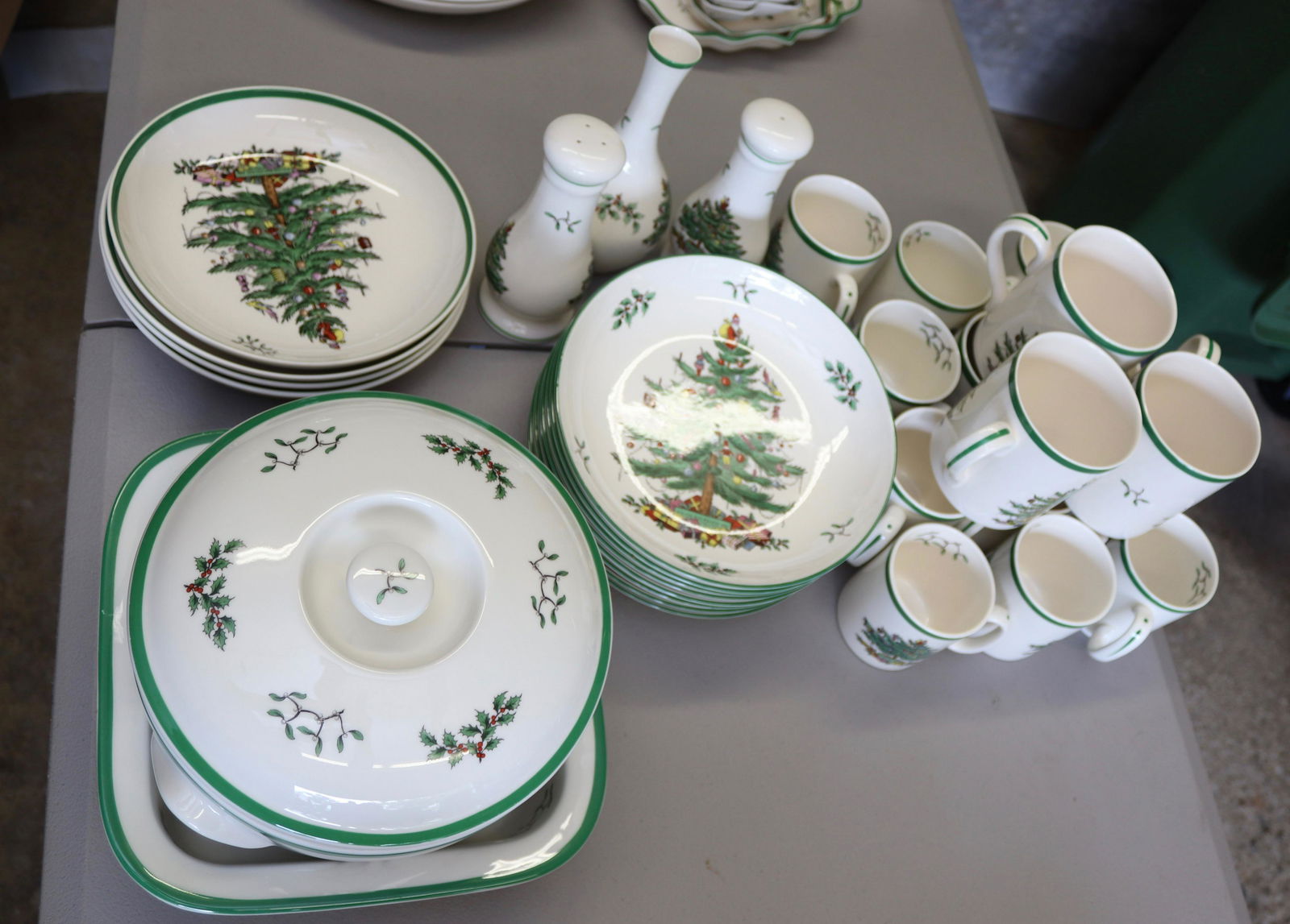 GROUP LOT OF HOLIDAY SPODE DISHES (1 of 2)