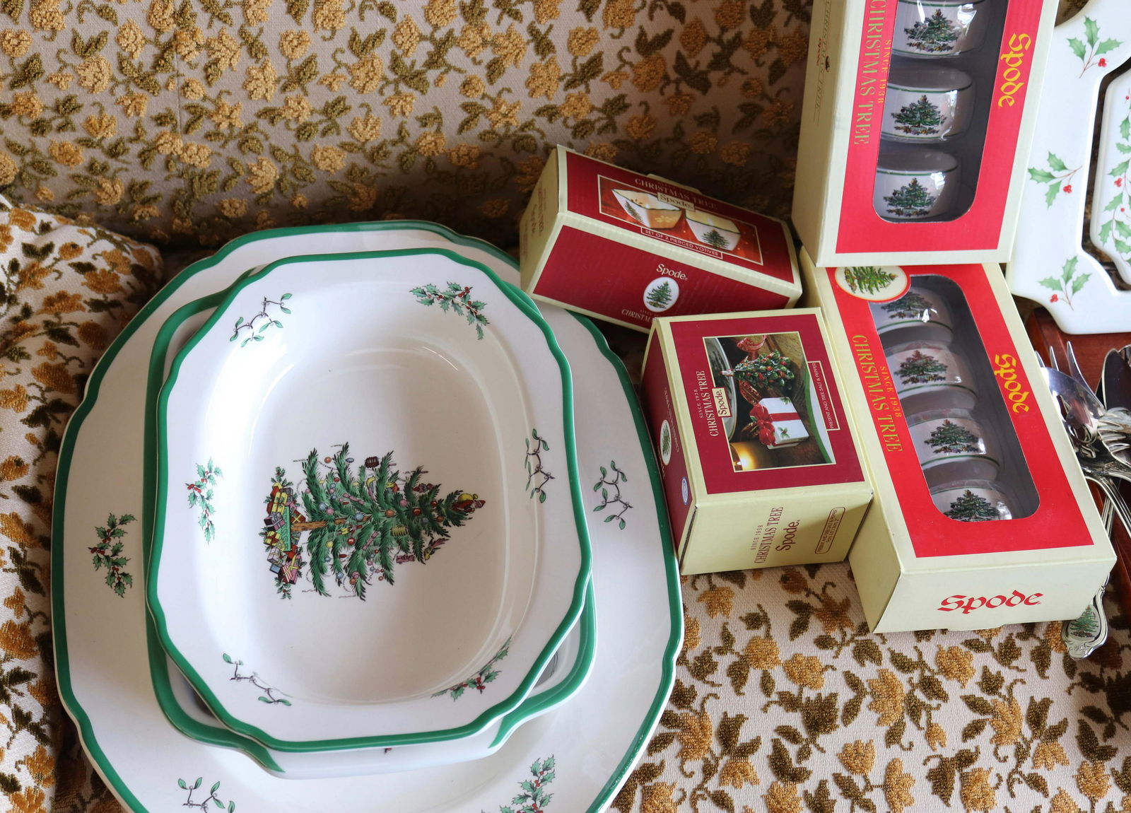 GROUP LOT OF HOLIDAY SPODE DISHES (1 of 3)