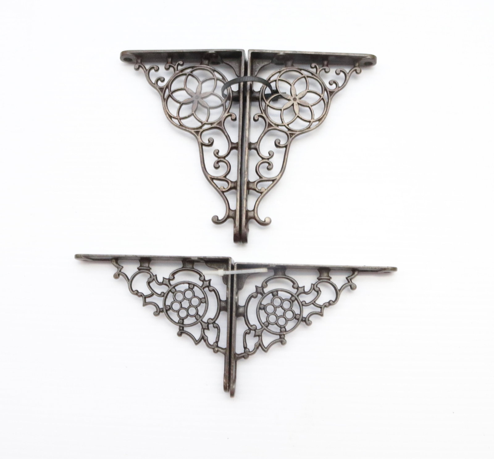 FOUR CAST IRON SHELF BRACKETS: TWO PAIR. PAINTED SURFACE 6" X 4" AND 4.75" X 4"
