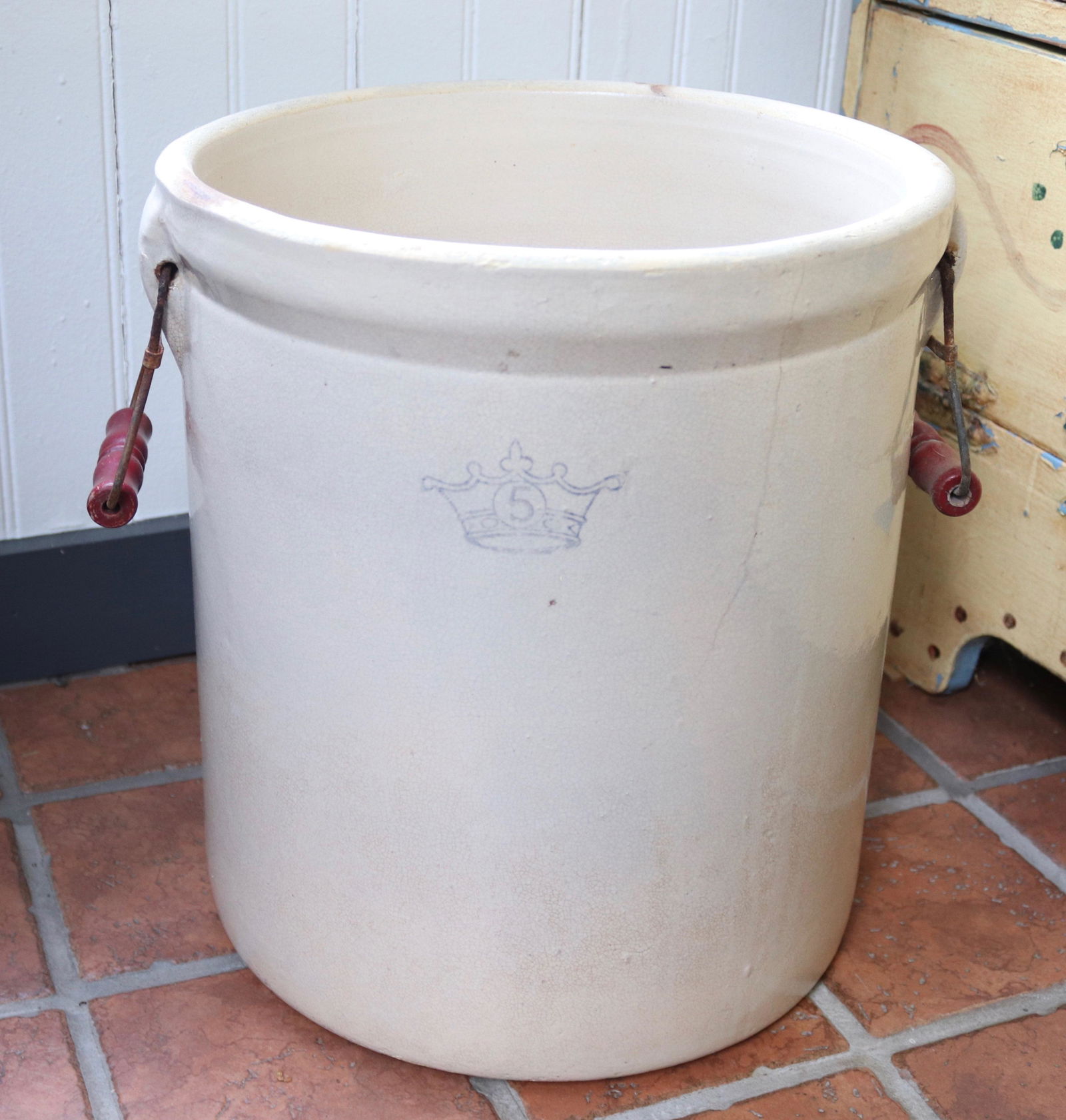 FIVE GALLON STONEWARE CROCK (1 of 2)