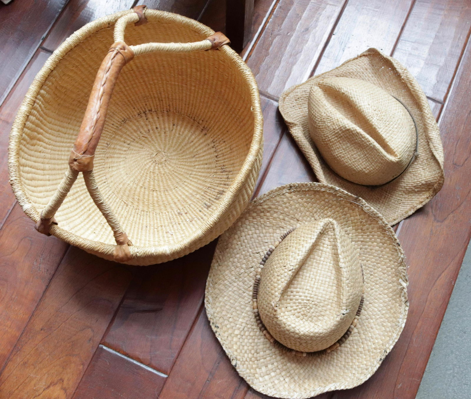 GROUP LOT OF STRAW HATS AND BASKETS: DECORATIVE BASKETS AND HATS
