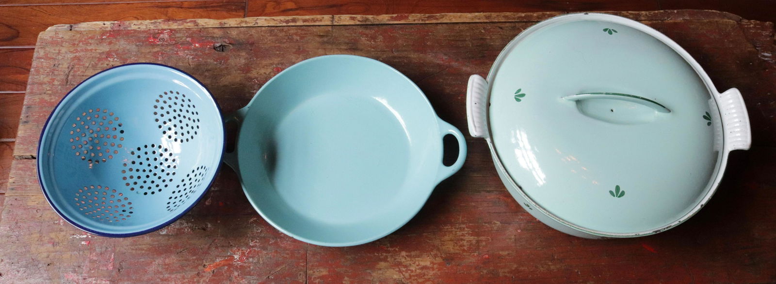 GROUP LOT OF ENAMELED CAST IRON (1 of 3)