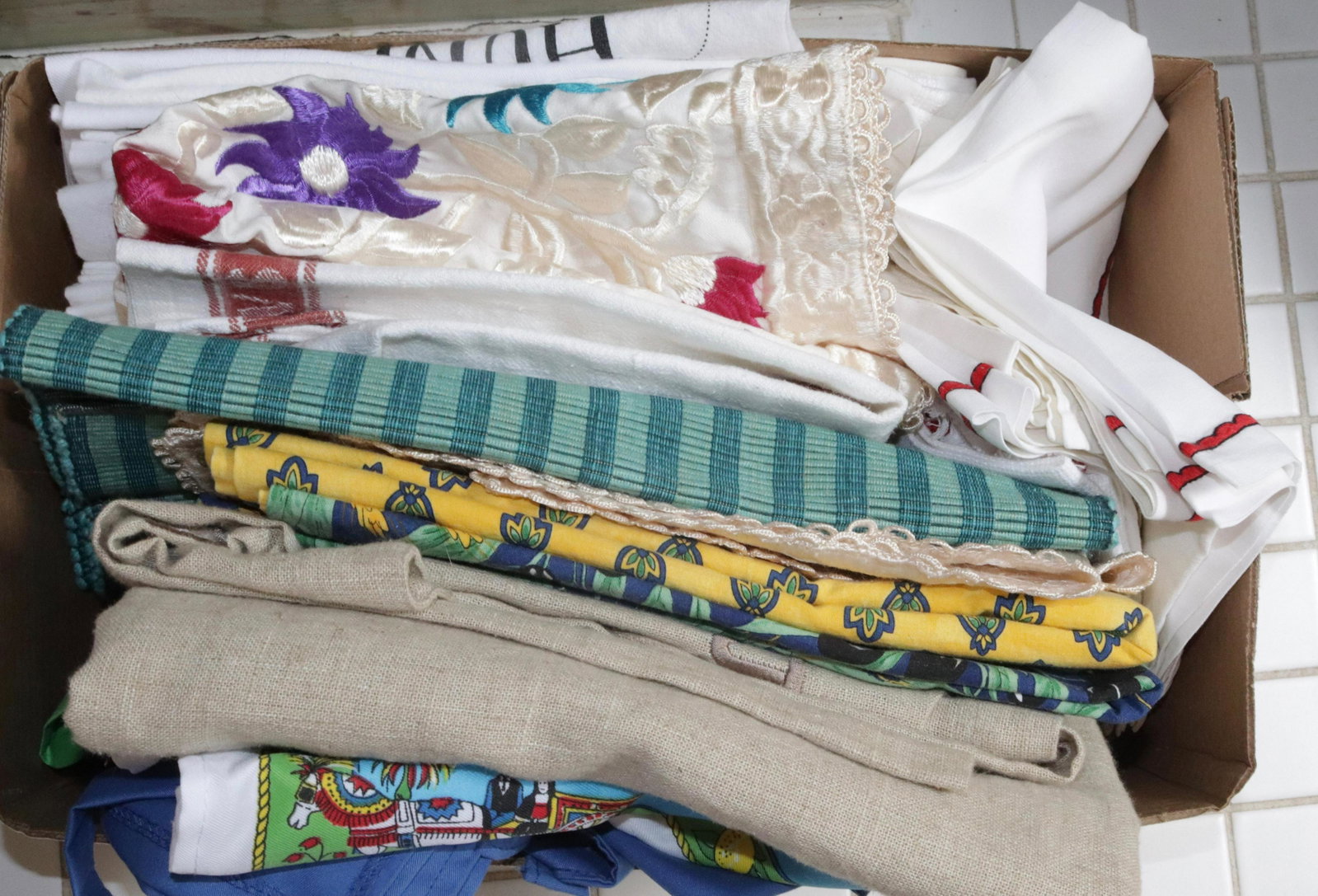 KITCHEN TEXTILE LOT: CLOTH NAPKINS, DISH TOWELS, APRONS, AND MORE