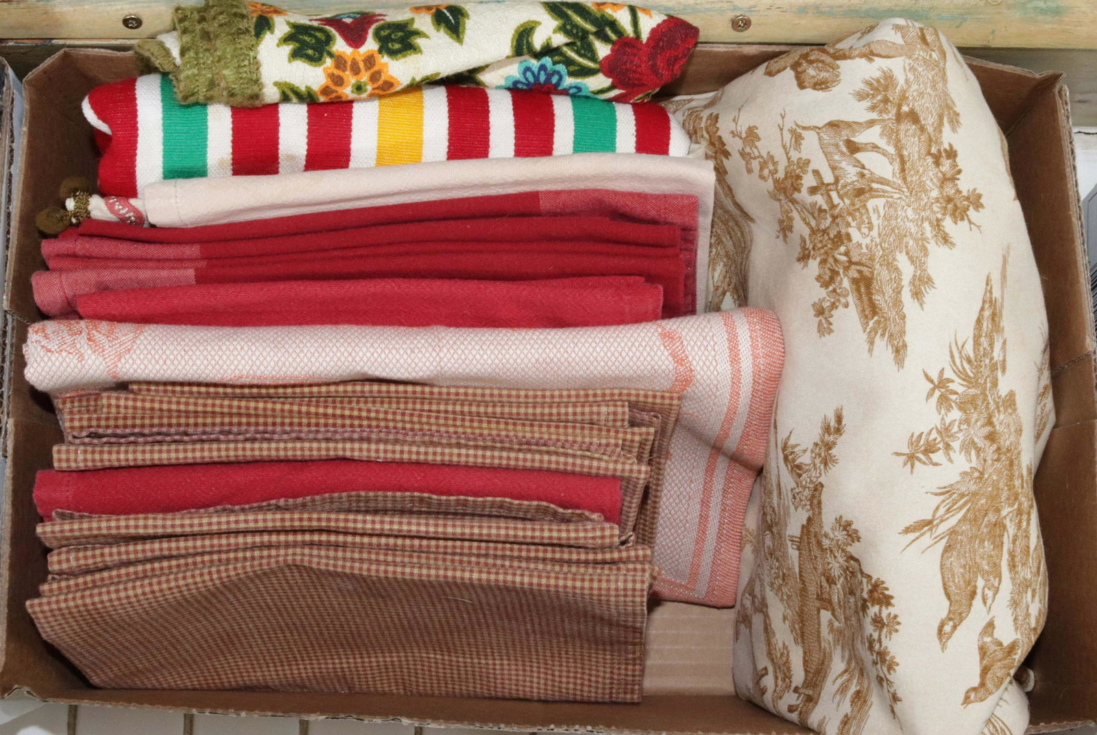KITCHEN TEXTILE LOT: CLOTH NAPKINS, DISH TOWELS, APRONS, AND MORE
