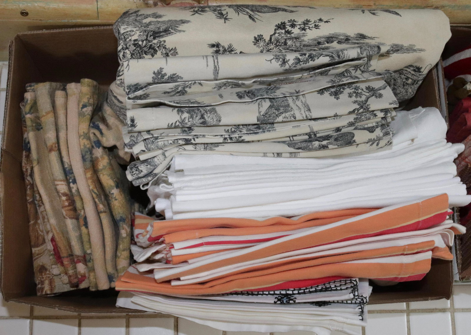 KITCHEN TEXTILE LOT: CLOTH NAPKINS, DISH TOWELS, APRONS, AND MORE
