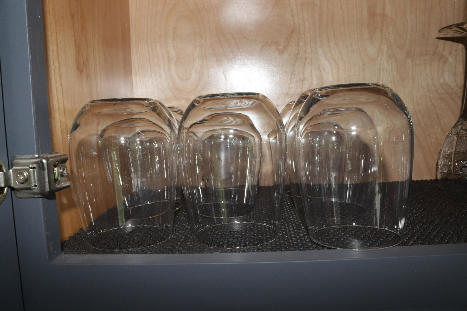GROUP LOT OF STEMLESS WINE GLASSES: (9) GLASSES Size: 4.5" H