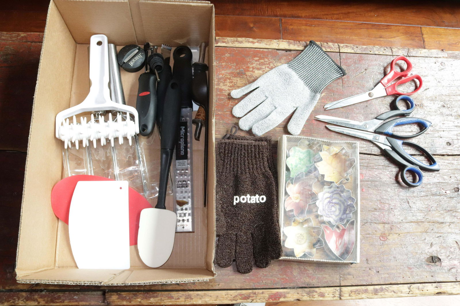 GROUP LOT OF KITCHEN UTENSILS (1 of 1)