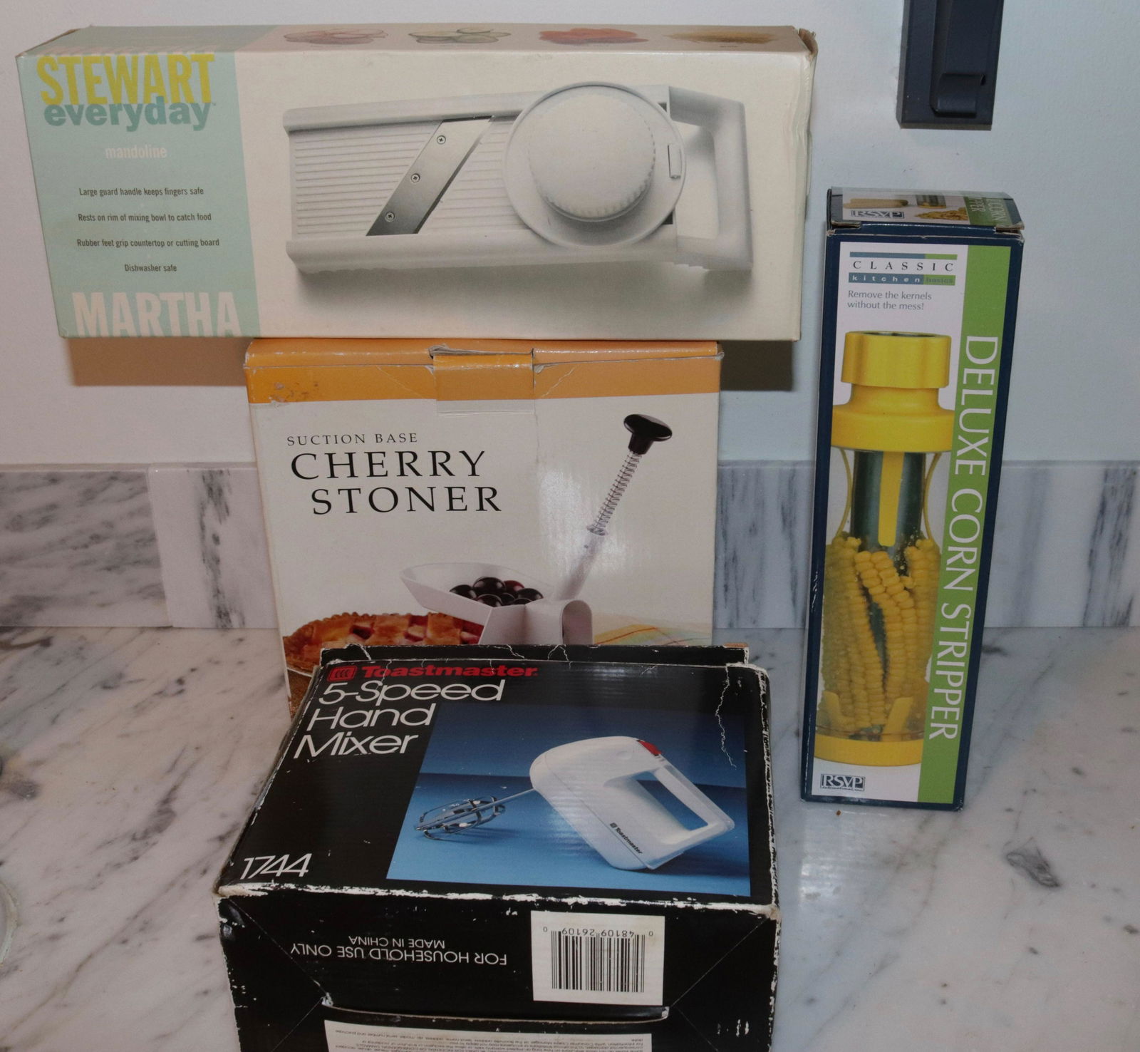 GROUP LOT OF KITCHEN TOOLS (1 of 1)