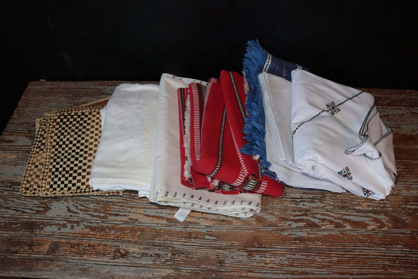 GROUP LOT OF TEXTILES: MISC. DESIGN AND SEASONAL TABLECLOTHS AND HOT PLATES