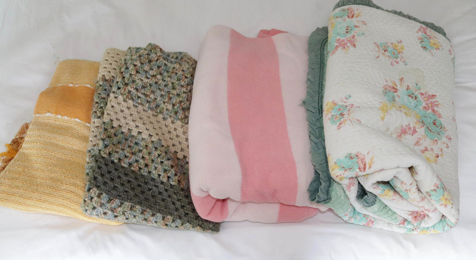 GROUP LOT OF BLANKETS AND QUILTS (1 of 1)