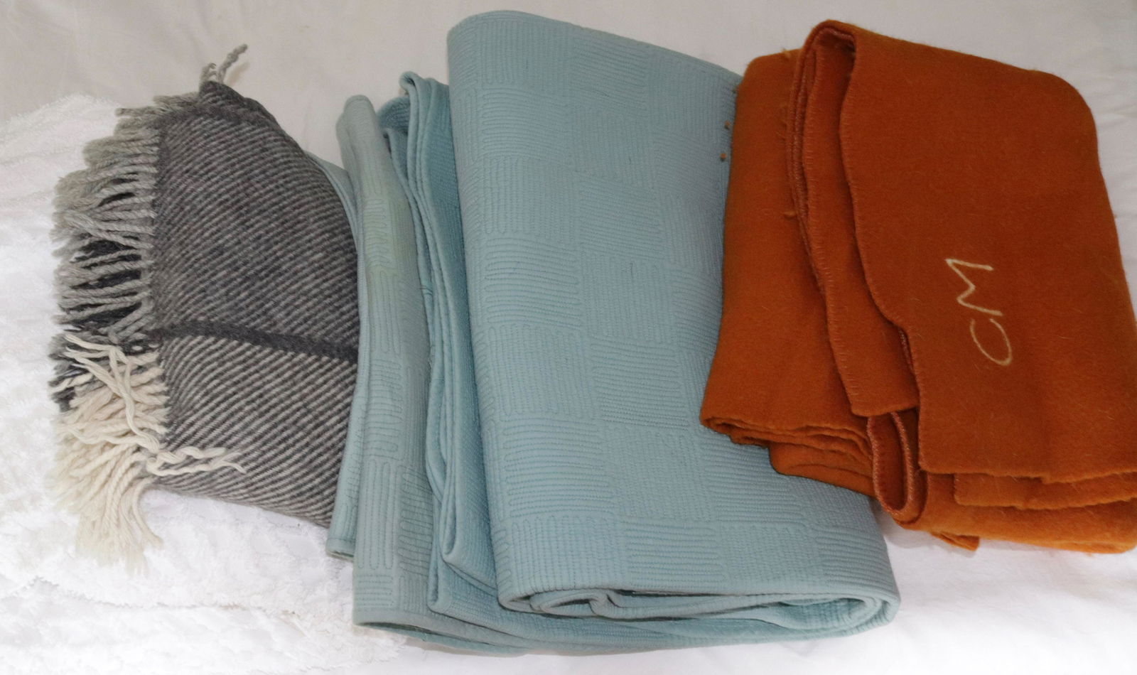 GROUP LOT OF VINTAGE BLANKETS (1 of 1)