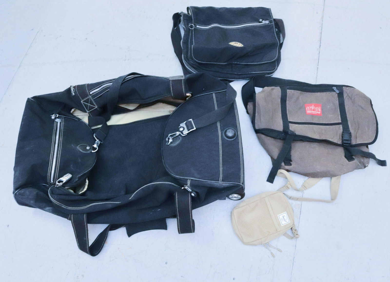 GROUP LOT OF TRAVEL BAGS (1 of 1)