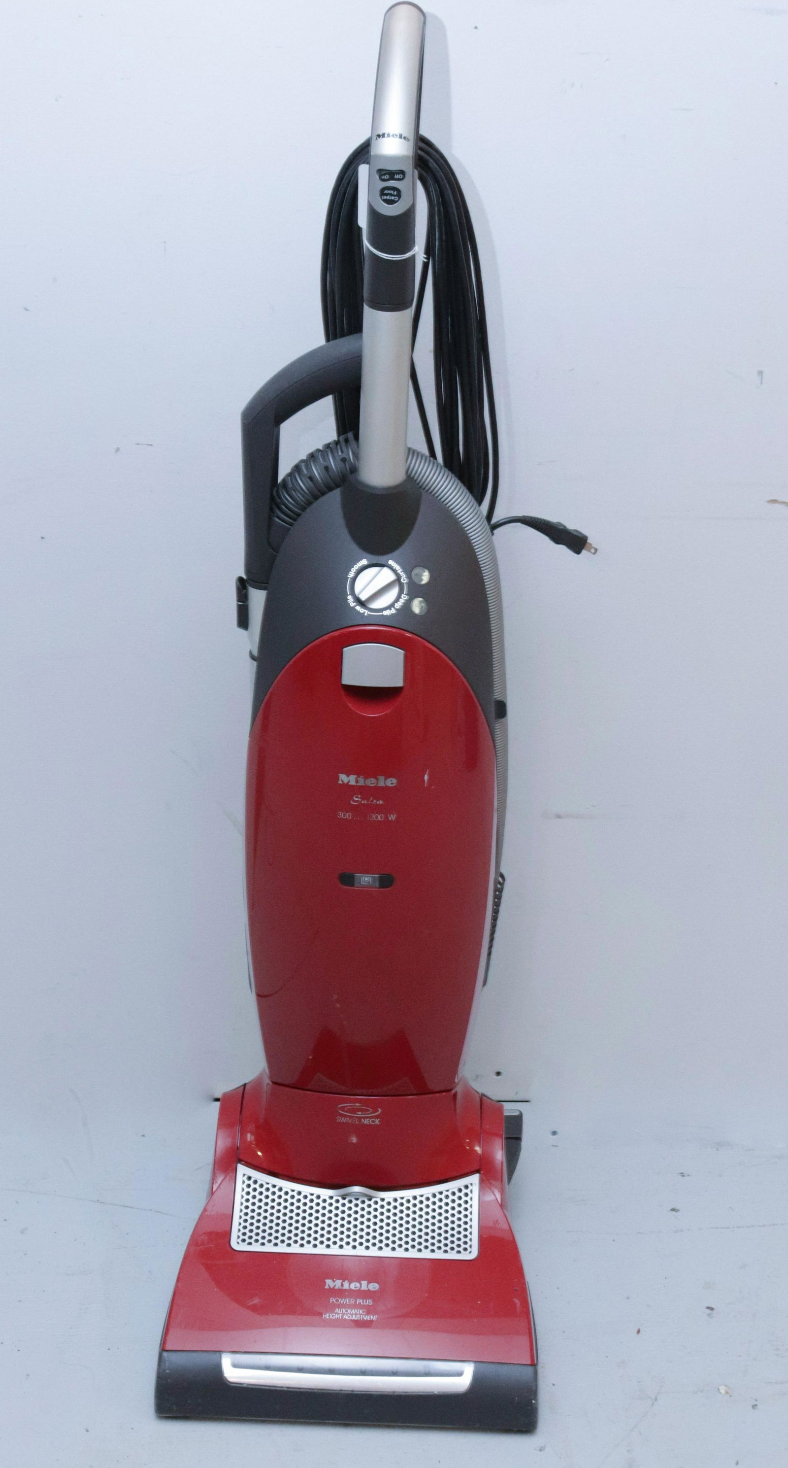 MIELE SALSA VACUUM CLEANER (1 of 2)