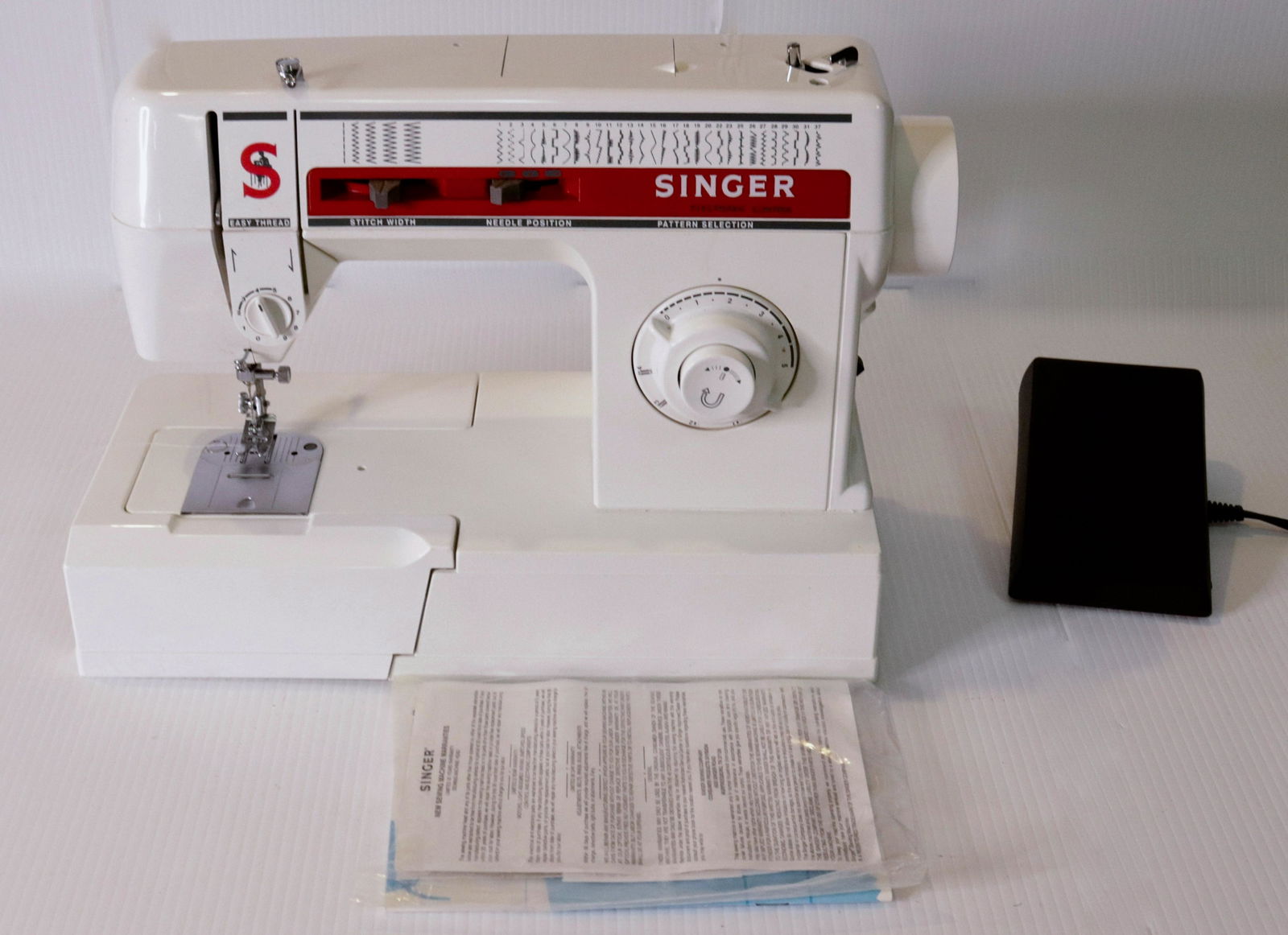 SINGER SEWING MACHINE #3343: 43 STITCHING FUNCTIONS