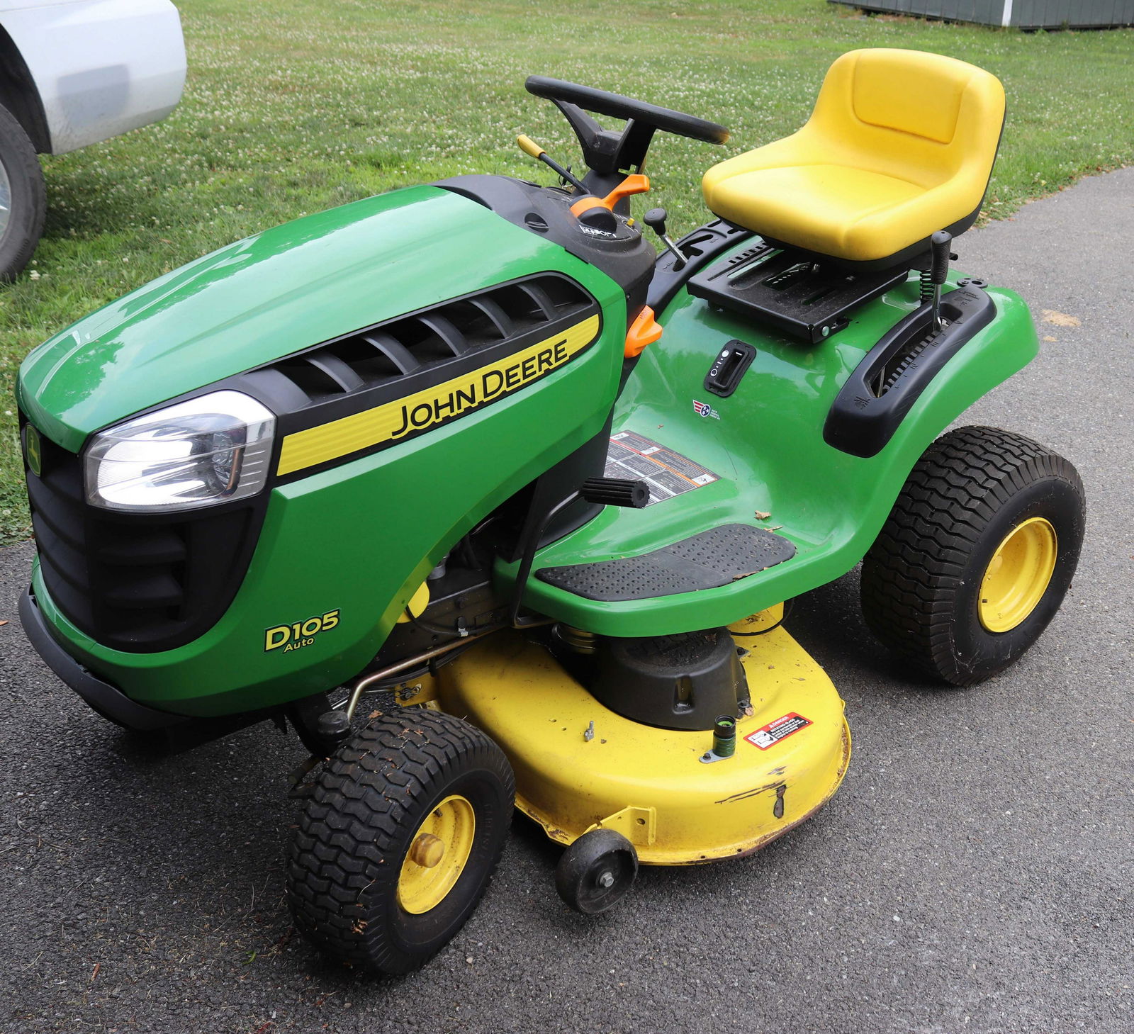 JOHN DEERE D105 LAWNMOWER (1 of 5)