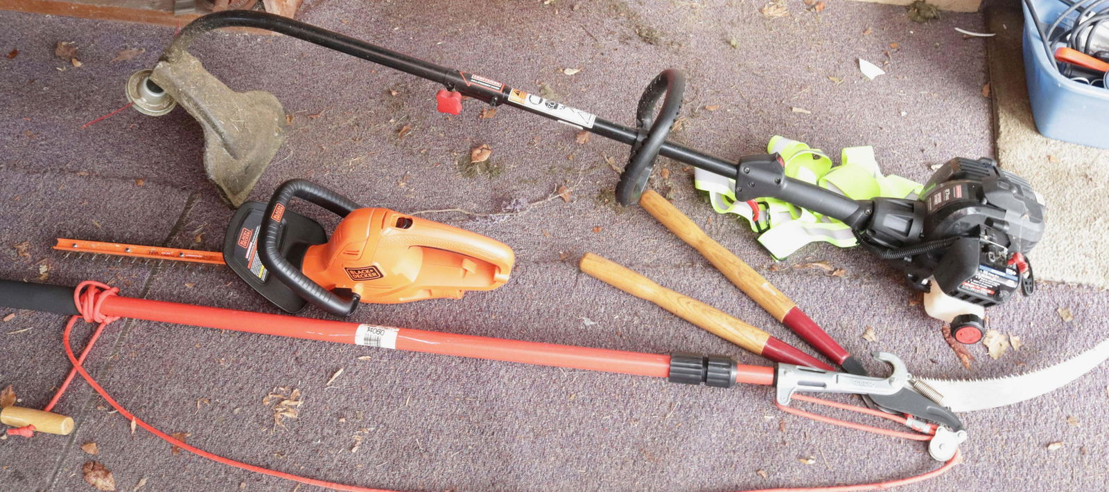 CRAFTSMAN WEED WACKER AND BLACK&DECKER HEDGE TRIMMER (1 of 1)