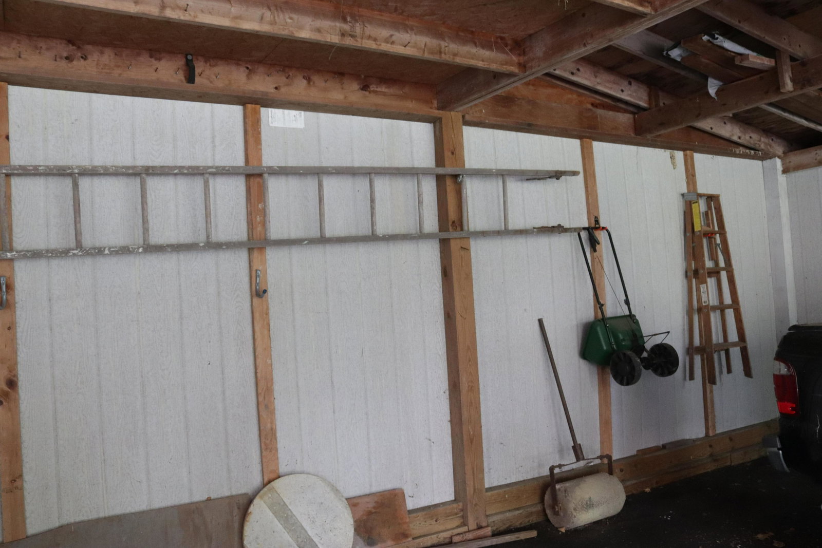 STEP LADDER, SPREADER, LADDER AND ROLLER: GARAGE ITEMS