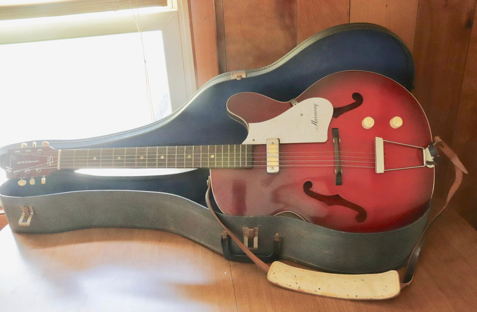 1960S HARMONY ROCKET ELECTRIC GUITAR (1 of 2)