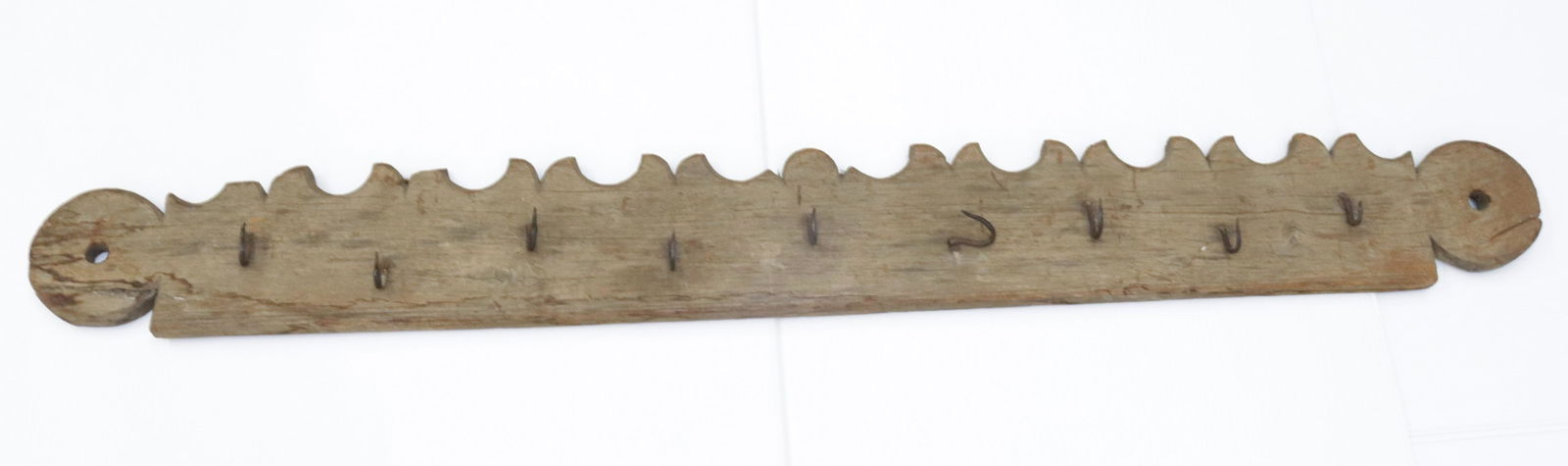 ANTIQUE HUNTING BOARD WITH IRON HOOKS: SCALLOPED TOP WITH NINE HOOKS 52" L