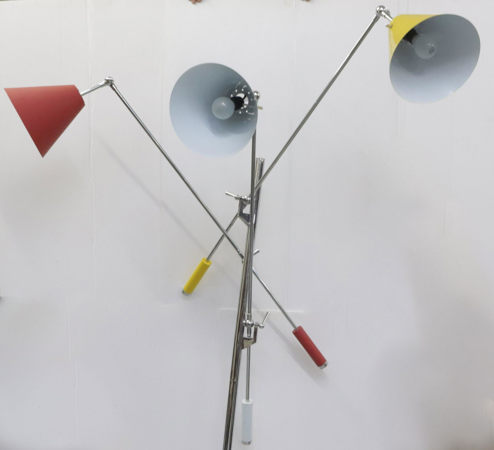 LARGE MODERN FLOOR LIGHT (1 of 2)