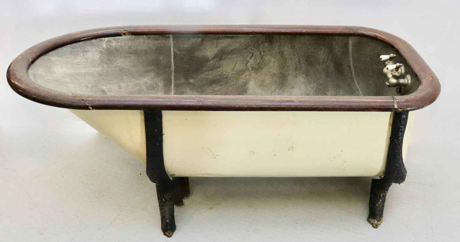 ANTIQUE METAL BATHTUB (1 of 5)