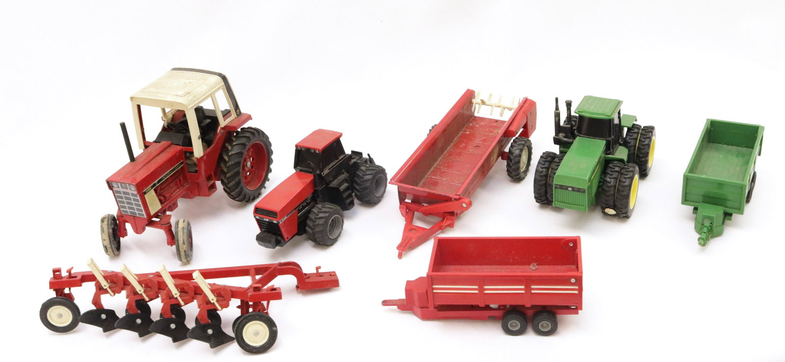 GROUP LOT OF FARM TRACTORS AND IMPLEMENTS: (7) TOTAL. INTERNATIONAL HARVESTER, ERTL AND MORE LONGEST 13.5"