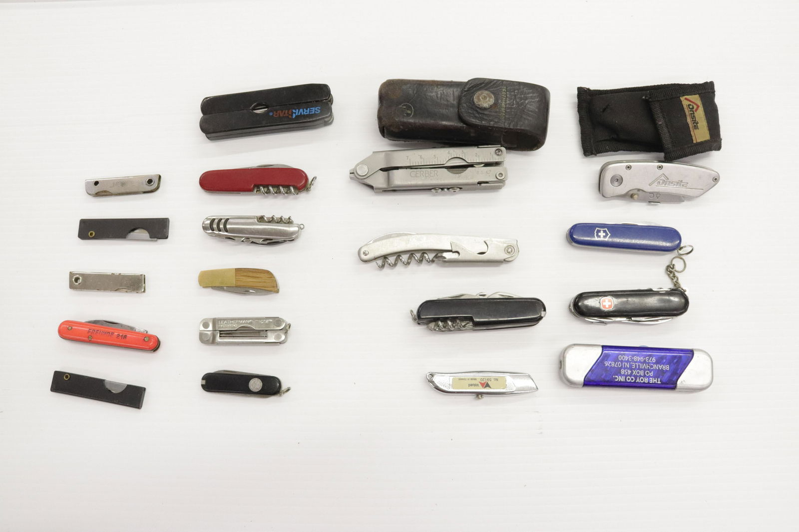 GROUP LOT OF POCKET KNIVES (1 of 4)