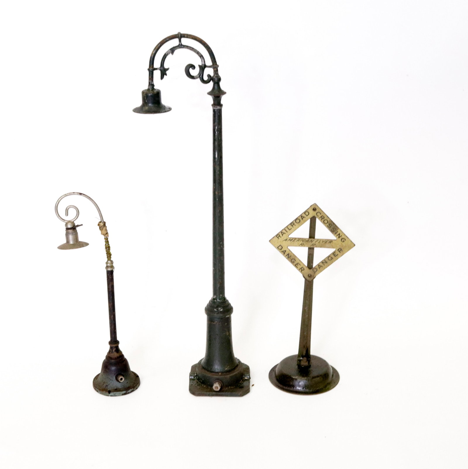 GROUP OF VINTAGE TRAIN ACCESSORIES: (2) STREET LIGHTS AND AMERICAN FLYER CROSSING SIGN 7" TO 12.5" H