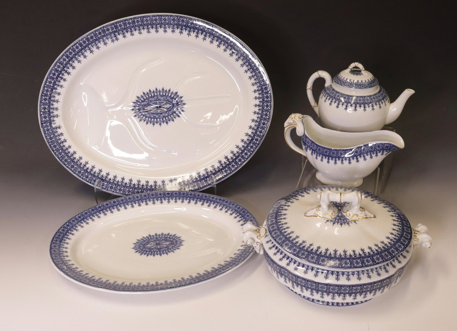 GROUP LOT OF ROYAL WORCESTER: BOSTON PATTERN. (2) OVAL PLATTERS, COVERED VEGETABLE, TEAPOT AND GRAVY PLATTERS 13.25" TO 16.75" L