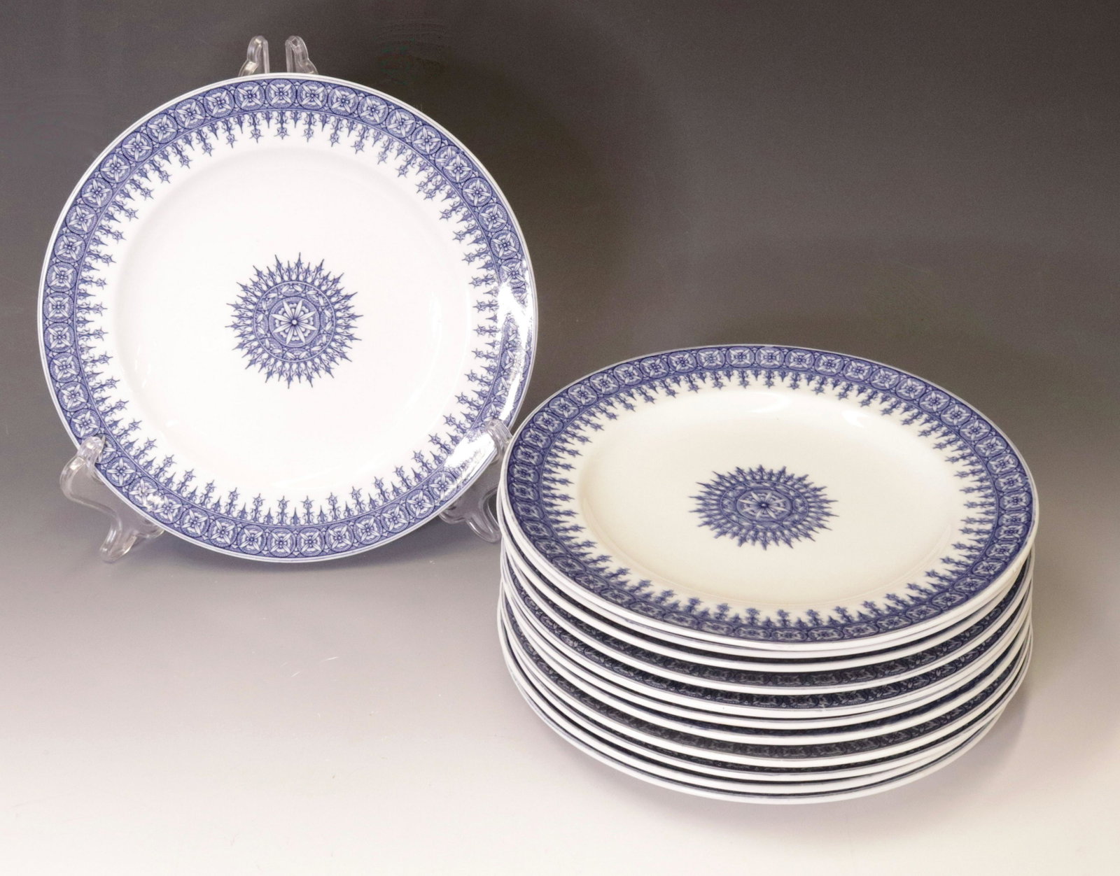 GROUP LOT OF ROYAL WORCESTER: BOSTON PATTERN. (12) DINNER PLATES. 9.75" D