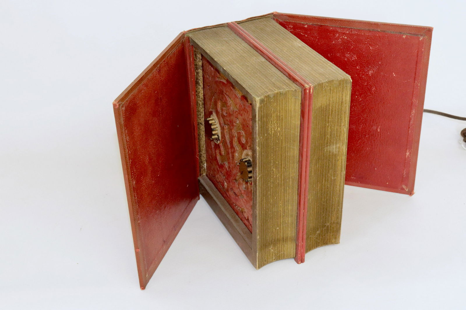 STEWART WARNER NOVELTY BOOK RADIO: MODEL 108 9.25" X 8" X 5"