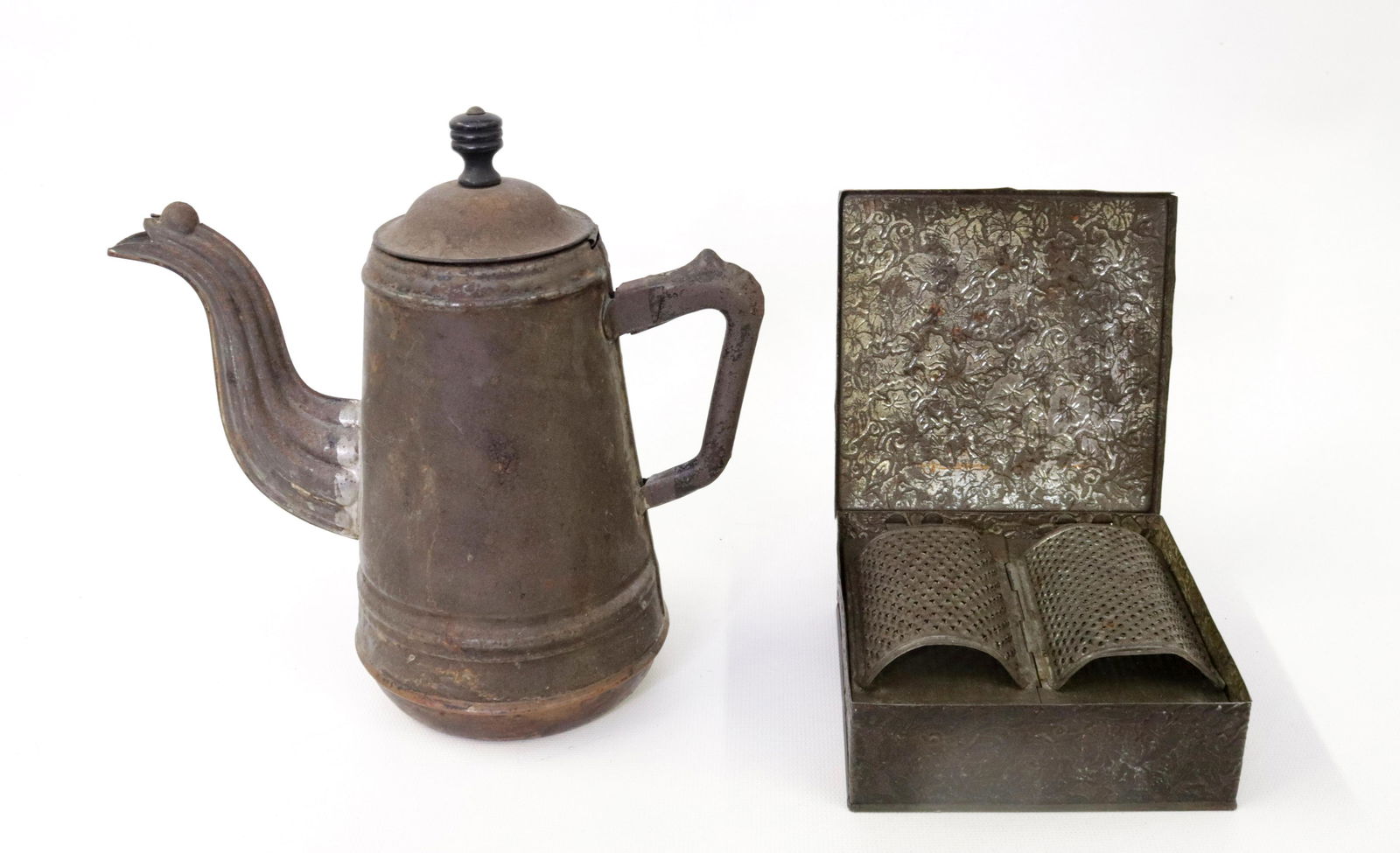 TIN BOXED GRATER AND TEAPOT: EMBOSSED BOX WITH DOUBLE GRATER AND TIN TEAPOT WITH WOODEN KNOB Dimensions TEAPOT 7.75" H