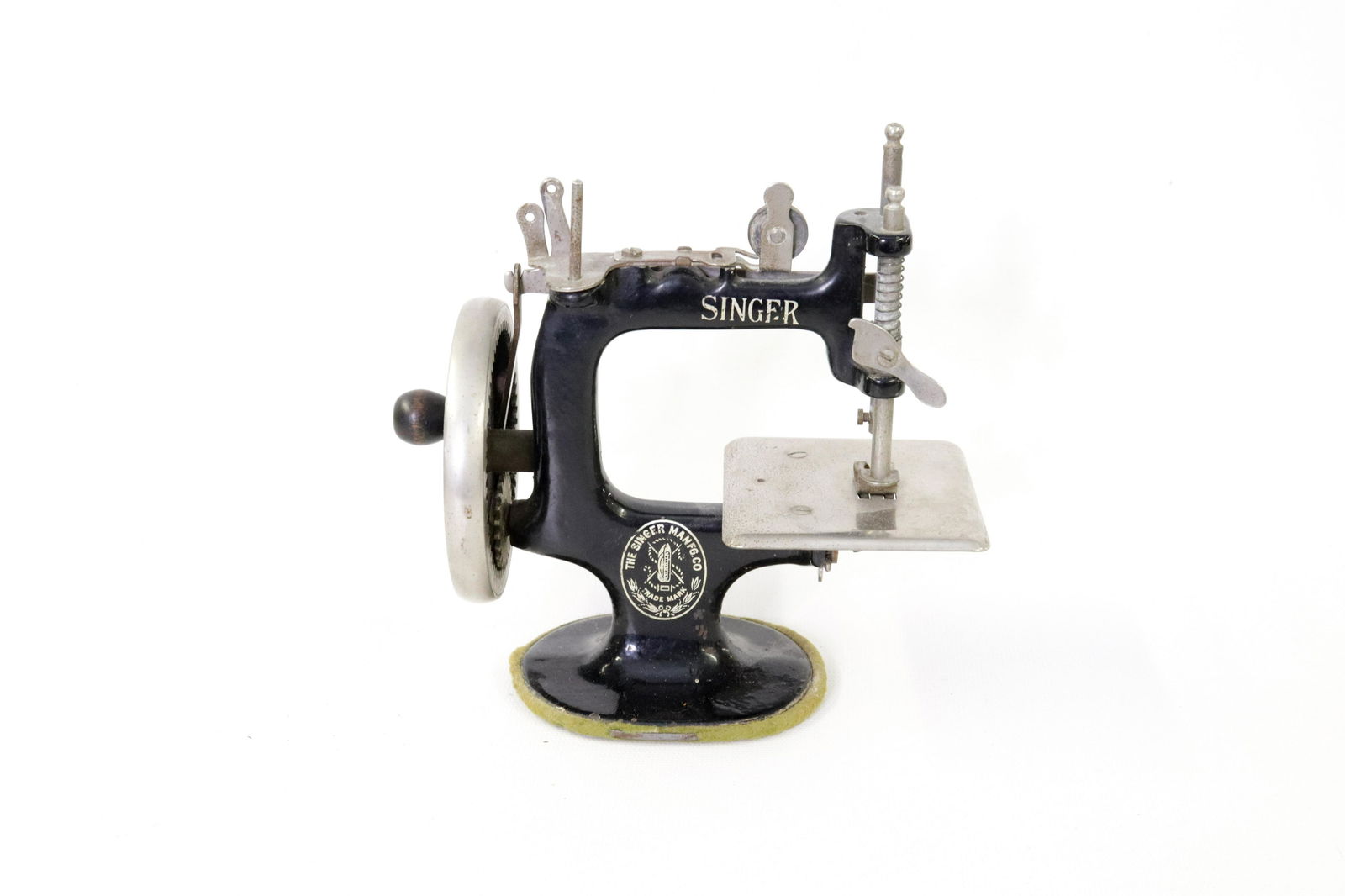 CHILD'S SINGER SEWING MACHINE: PAINTED CAST IRON Dimensions 6" H