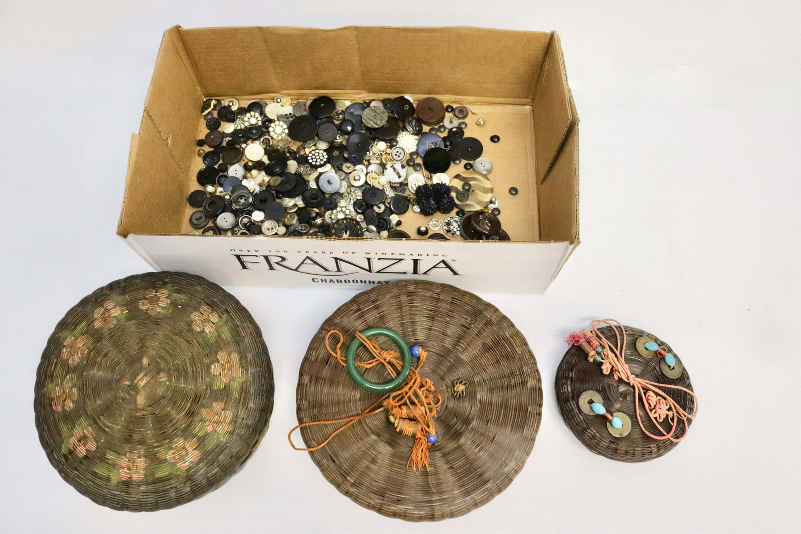 GROUP LOT OF VINTAGE BUTTONS WITH SEWING BASKETS: GROUP LOT OF VINTAGE BUTTONS WITH SEWING BASKETS