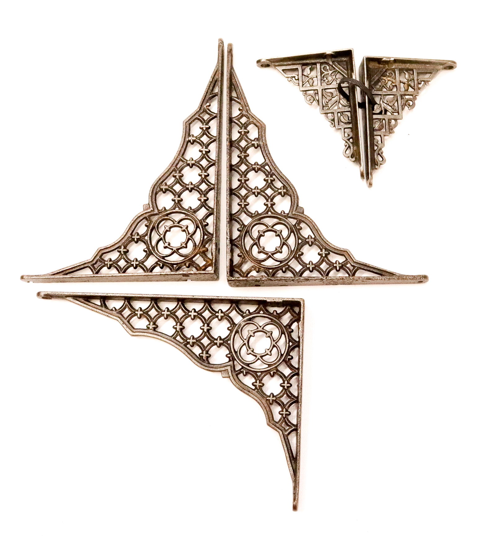LOT OF CAST IRON SHELF BRACKETS: (2) PAIR OF CAST IRON VICTORIAN STYLE SHELF BRACKETS - LARGER SET HAS 3 BRACKETS 3" X 4" - 6" X 8"