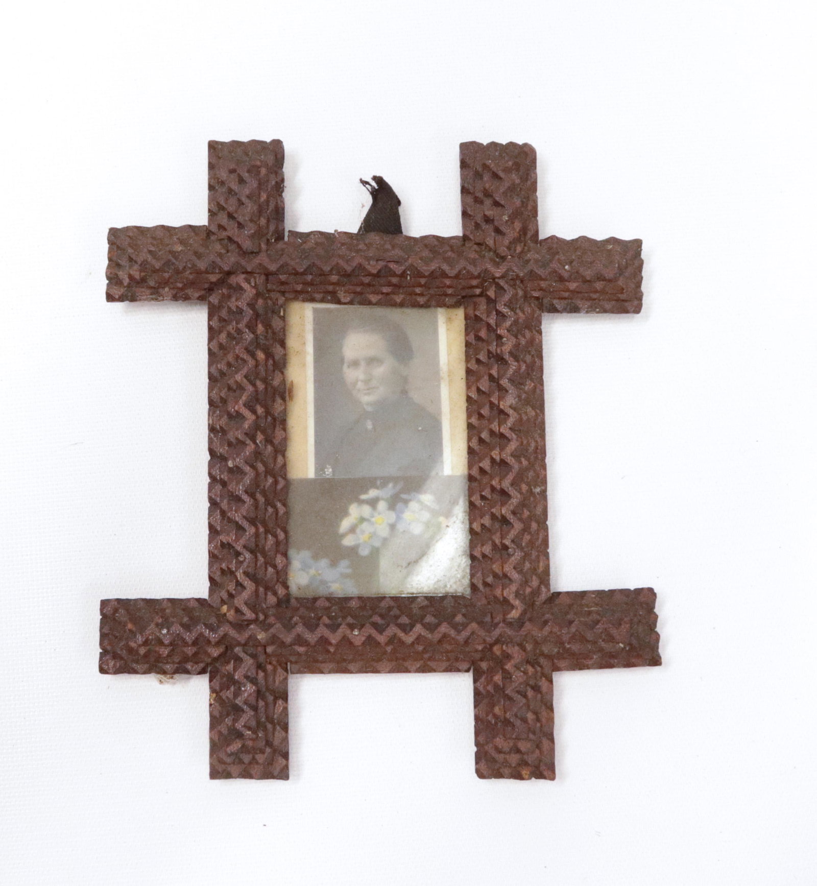 TRAMP ART CARVED FRAME: SMALL FRAME WITH DARK FINISH 7.5" X 6" TOTAL SIZE