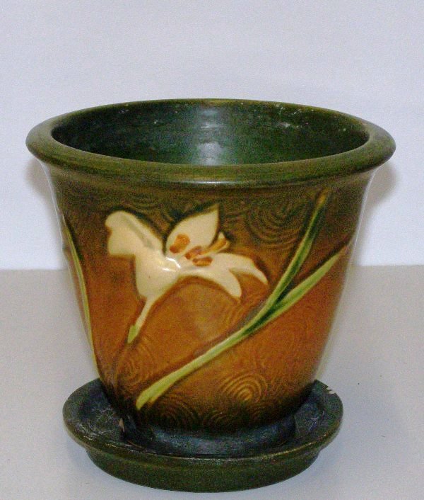 ROSEVILLE ZEPHYR LILLY FLOWER POT W/ ROSEVILLE UNDE: ROSEVILLE ZEPHYR LILLY FLOWER POT W/ ROSEVILLE UNDER TRAY SMALL CHIP ON BOTTOM OF POT 5"