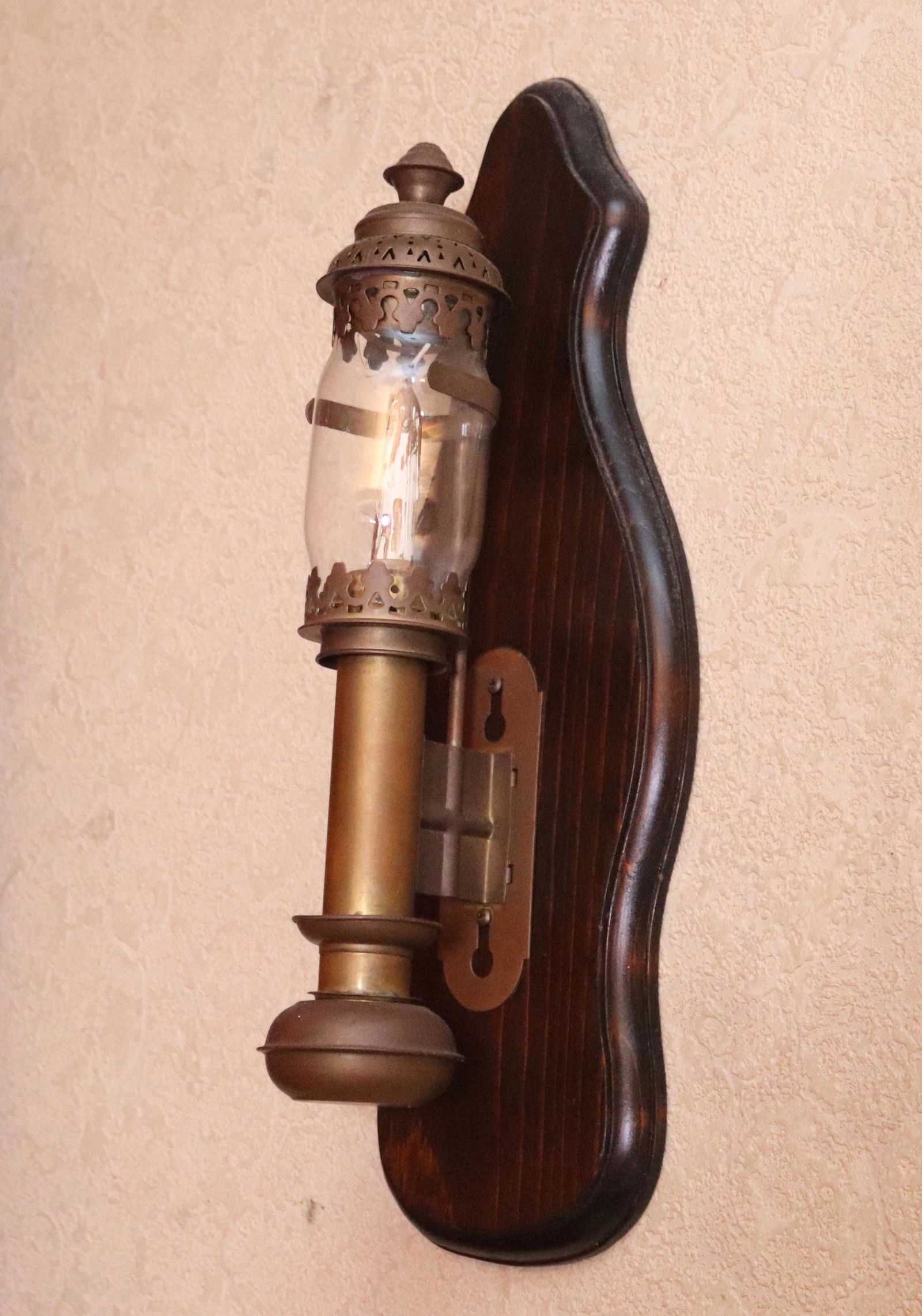 PAIR OF DECORATIVE SCONCES (1 of 2)