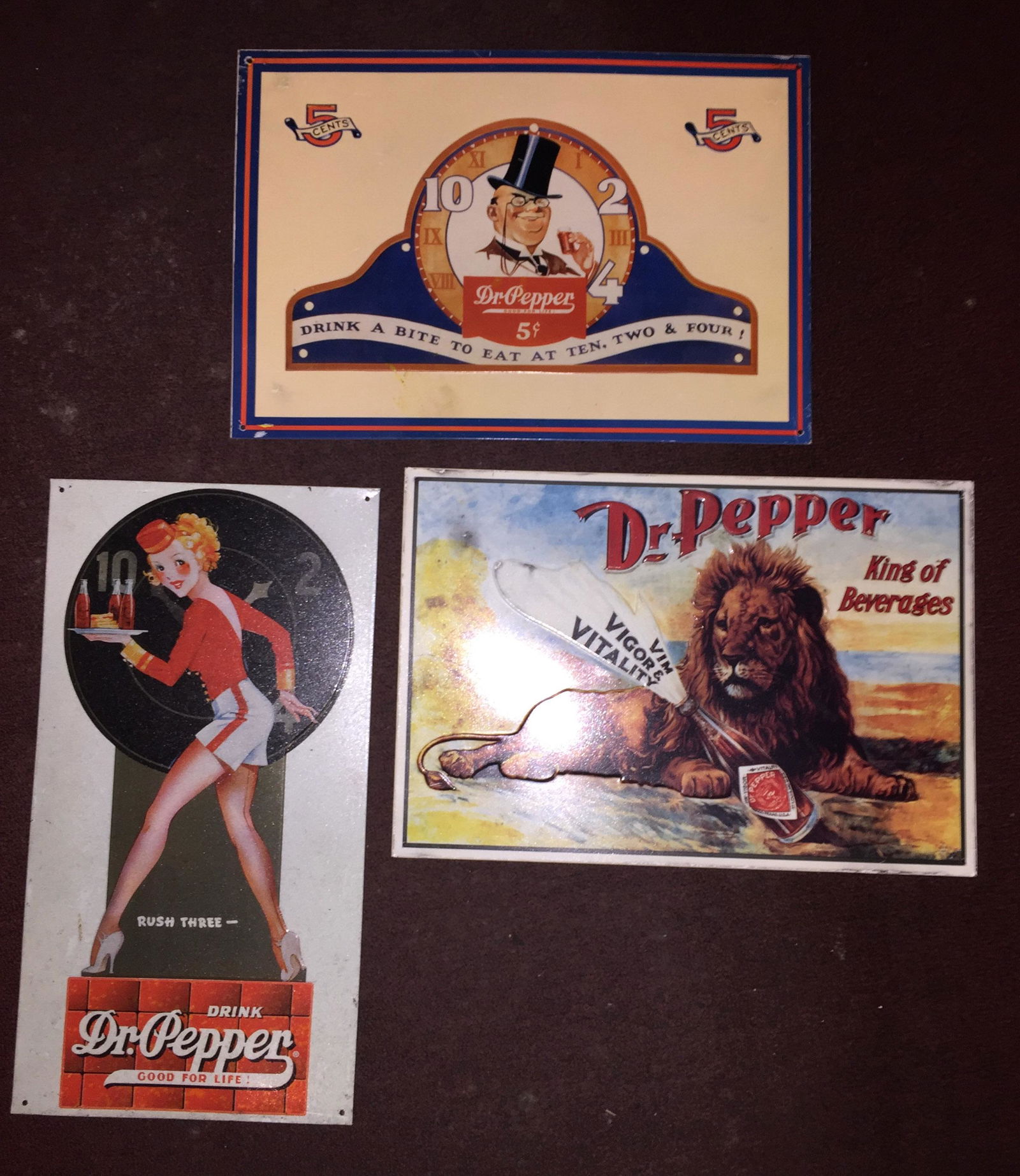 GROUP LOT OF DECORATIVE ADVERTISING SIGNS (1 of 2)