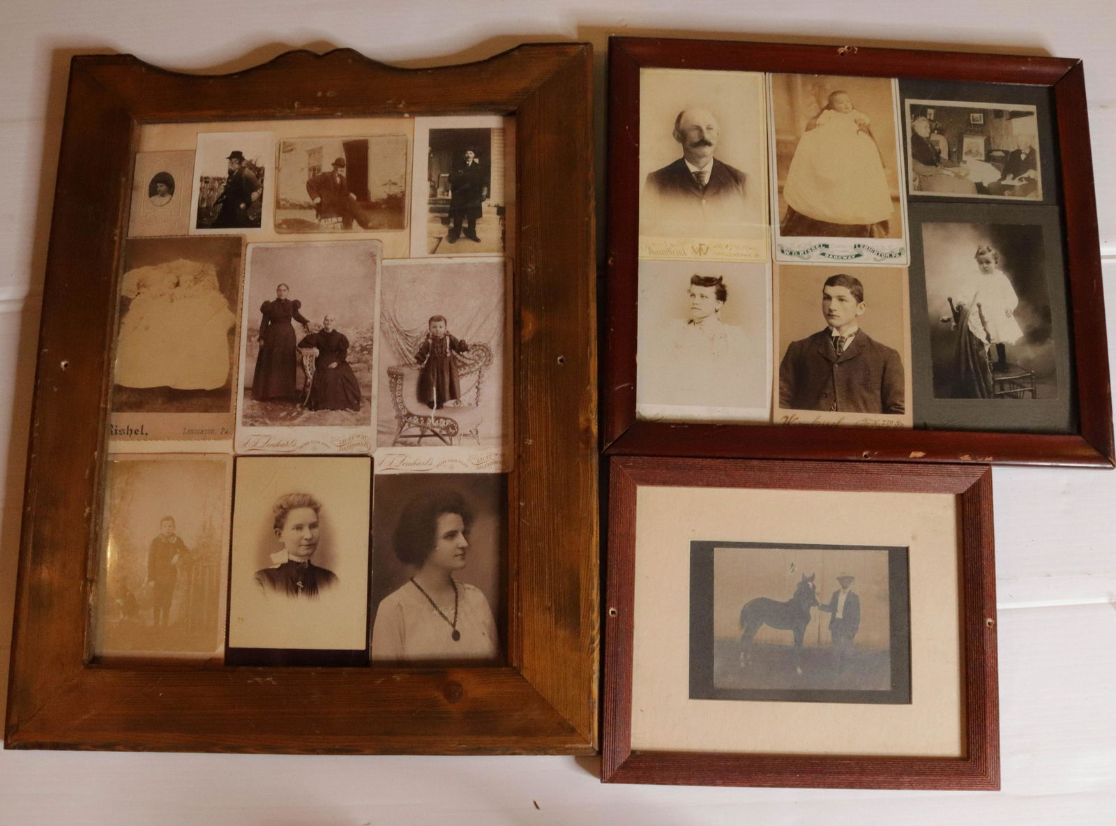 GROUP LOT OF VINTAGE PHOTOGRAPHS (1 of 3)