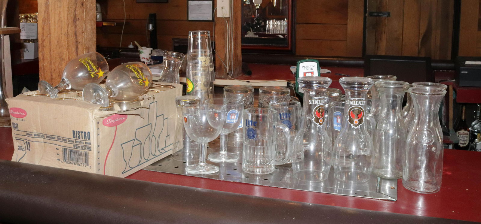 GROUP LOT OF GLASSWARE (1 of 2)