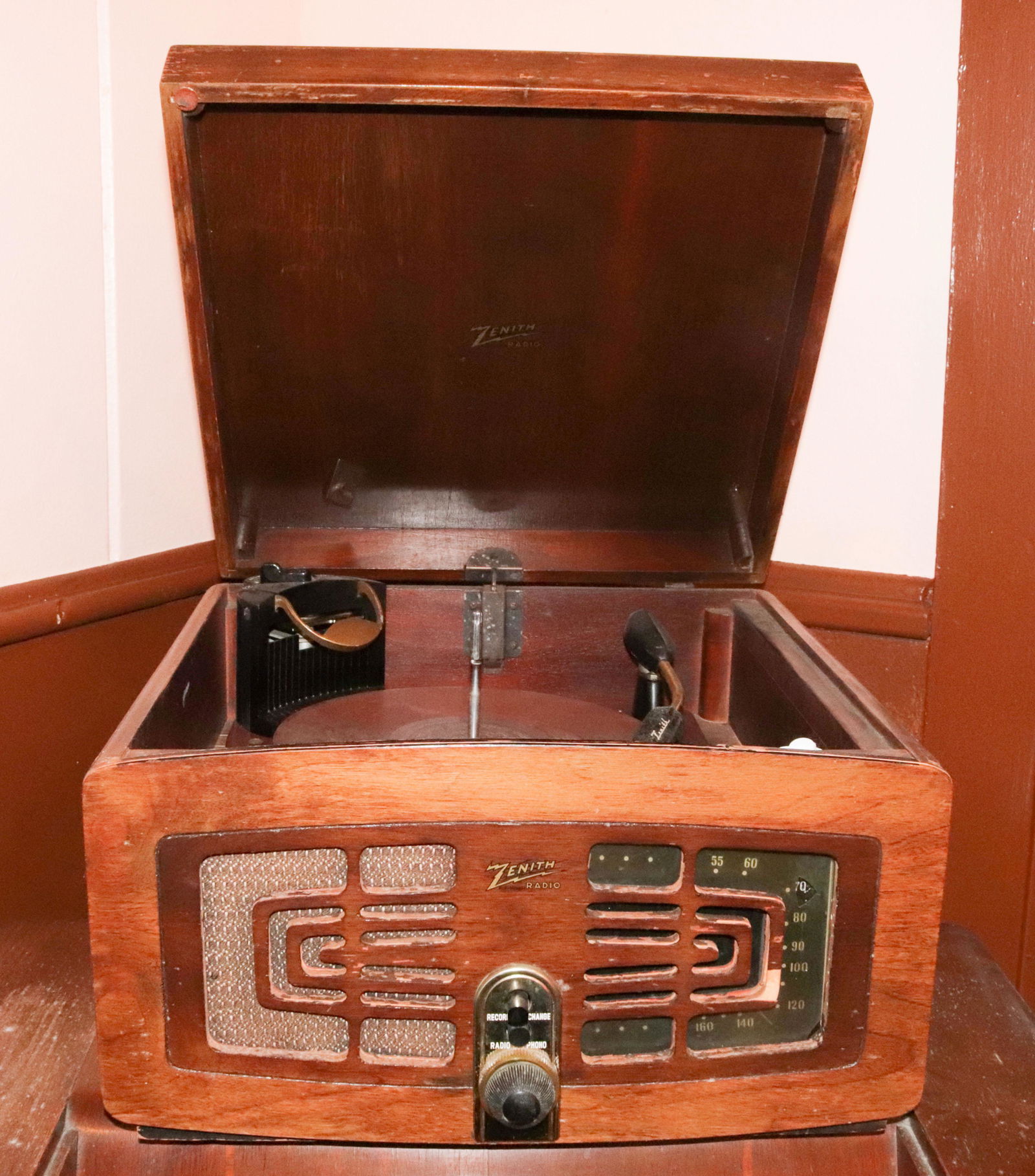 ZENITH TABLETOP RADIO/RECORD PLAYER: BROWN WOODEN CASE Size 16 3/4" X 16" Disclaimer PLEASE READ BEFORE BIDDING!!! Pick-up will be Tuesday January 5th, 2021 from 9:00am till 5:00pm and Thursday January 7th, 2021 from 9:00am till 5:00pm.